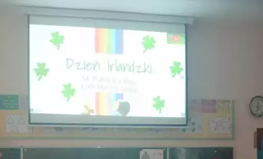 Dzień Świętego Patryka to świetna okazja do poznania historii i kultury Irlandii. Tego dnia, podczas lekcji uczniowie poznali symbole tego święta oraz historię świętego Patryka. Lekcjom towarzyszyły gry i zabawy, a także interaktywne prezentacje, dzięki k
