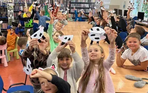Pierwszaki świętują Dzień Zwierząt w bibliotece