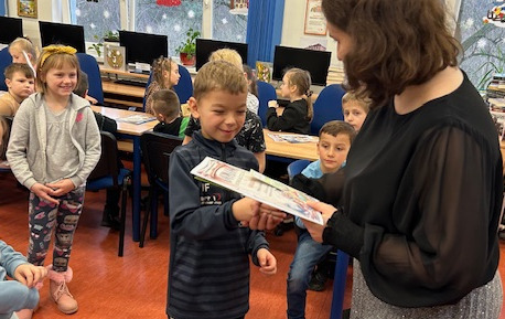 Ślubowanie klas pierwszych na czytelnika.