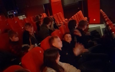 Zdjęcie do "Kamienie na szaniec" na scenie teatralnej